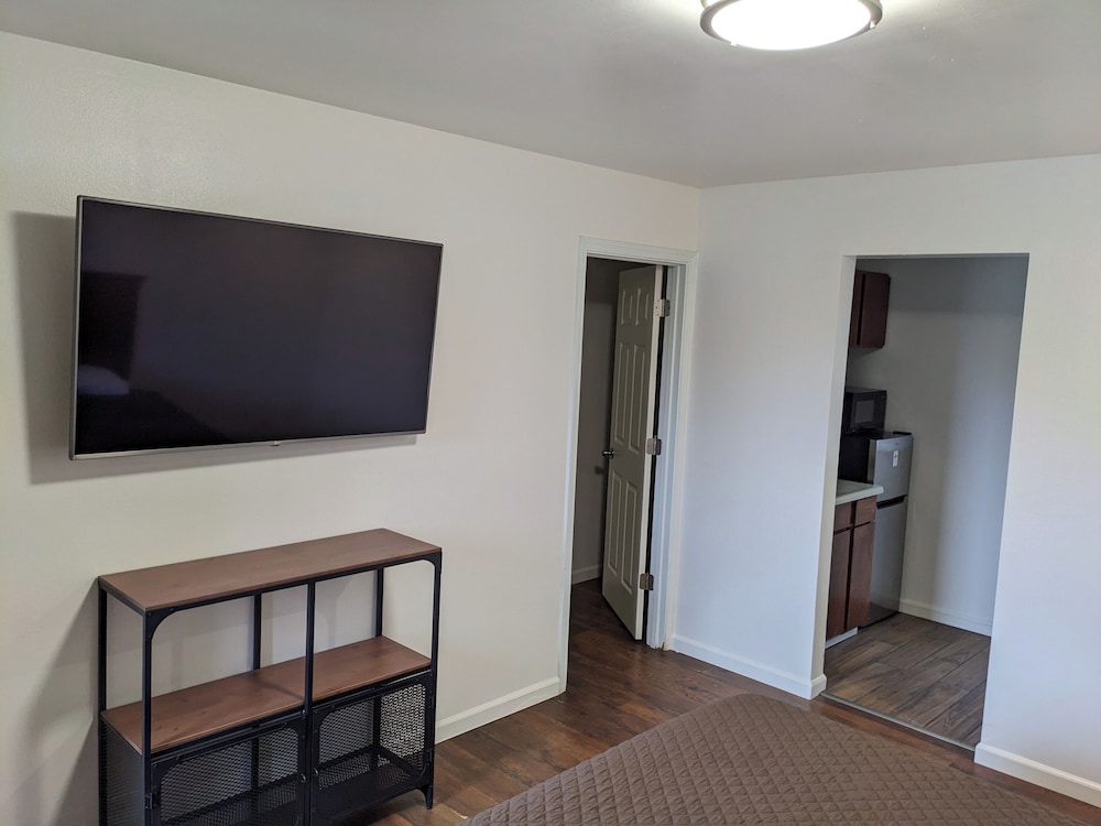 K&E Motor Inn - photo 3