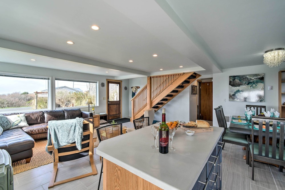 Coastal Retreat: Deck Ocean Views Walk to Beach — hotel in Huntington Beach