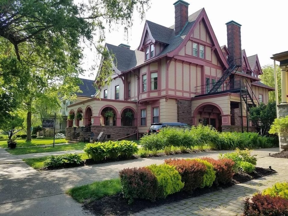 InnBuffalo off Elmwood in Buffalo, United States