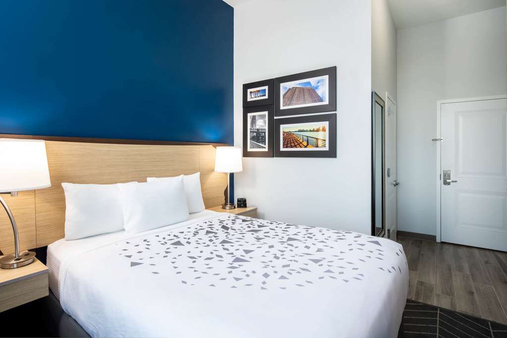 La Quinta Inn and Suites Long Island City - photo 17