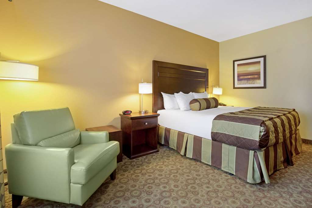 La Quinta Inn & Suites by Wyndham Dickinson - photo 26