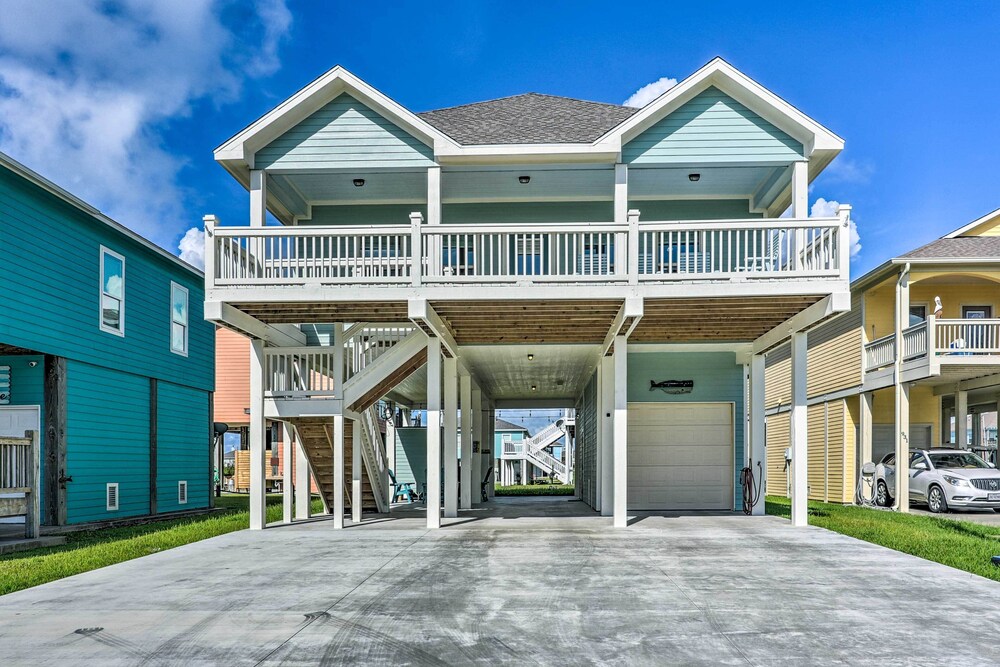 Walk to Shore: Family Retreat in Crystal Beach in Bolivar Peninsula, United States