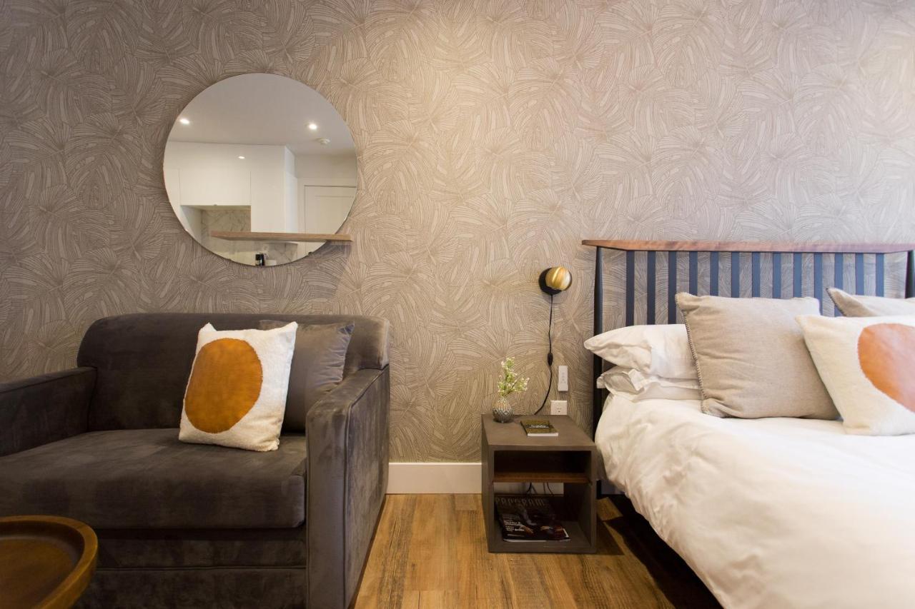 Blue Oasis Studio with Full Kitchen and Bath by Den Stays — 4-Star Luxury Hotel in Montreal, Canada