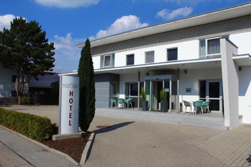 Hotel Garni Max Zwo — hotel in Dingolfing