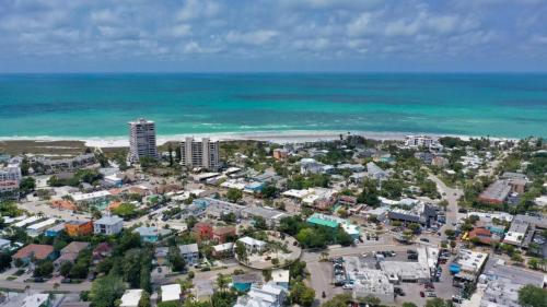 Canal Lower Gorgeous 3 bed 3 bath near SK Village in Siesta Key, United States