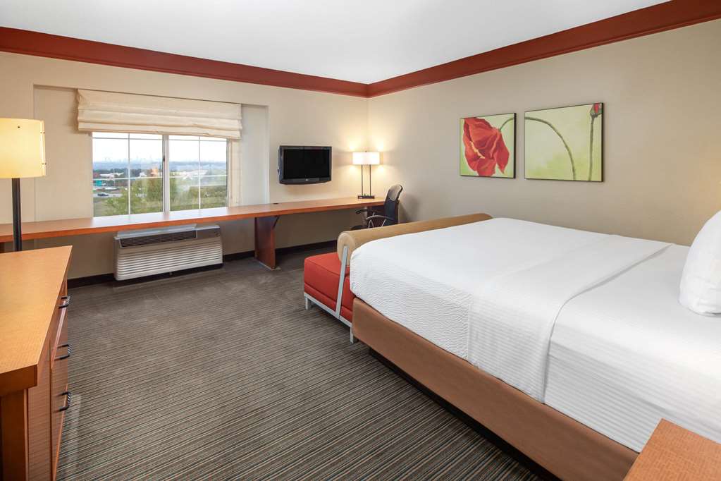 La Quinta Inn & Suites by Wyndham Atlanta Ballpark Galleria - photo 31