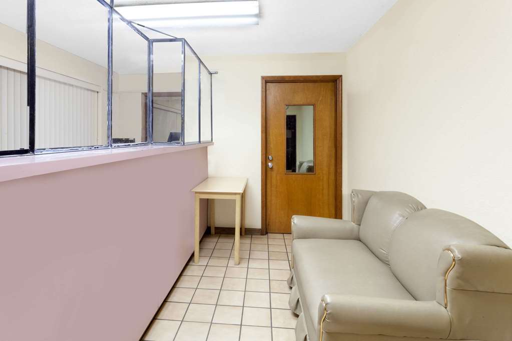 Days Inn by Wyndham Columbia NE Fort Jackson - photo 2