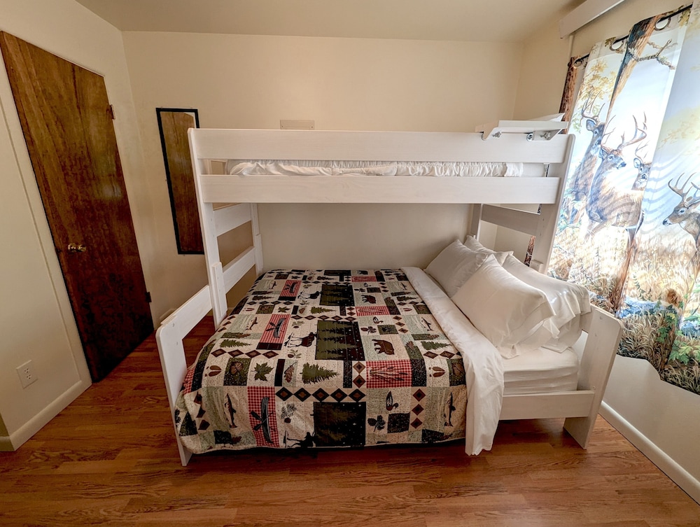 Yellowstone Treasure Guesthouses on the River — 4-Star Luxury Hotel in Gardiner, United States