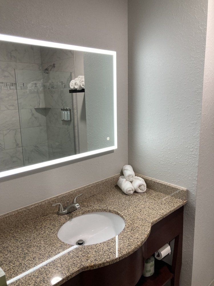 Elker Inn & Suites - photo 16