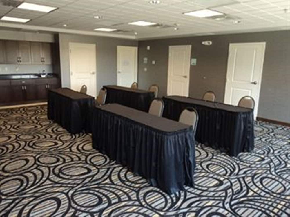 Holiday Inn Express & Suites Greenfield by IHG - photo 40