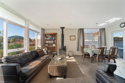 The Orchard House Turangi Holiday Home — 4-Star Luxury Hotel in Turangi, New Zealand