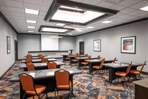 Evansville Plaza Hotel And Suites - photo 16