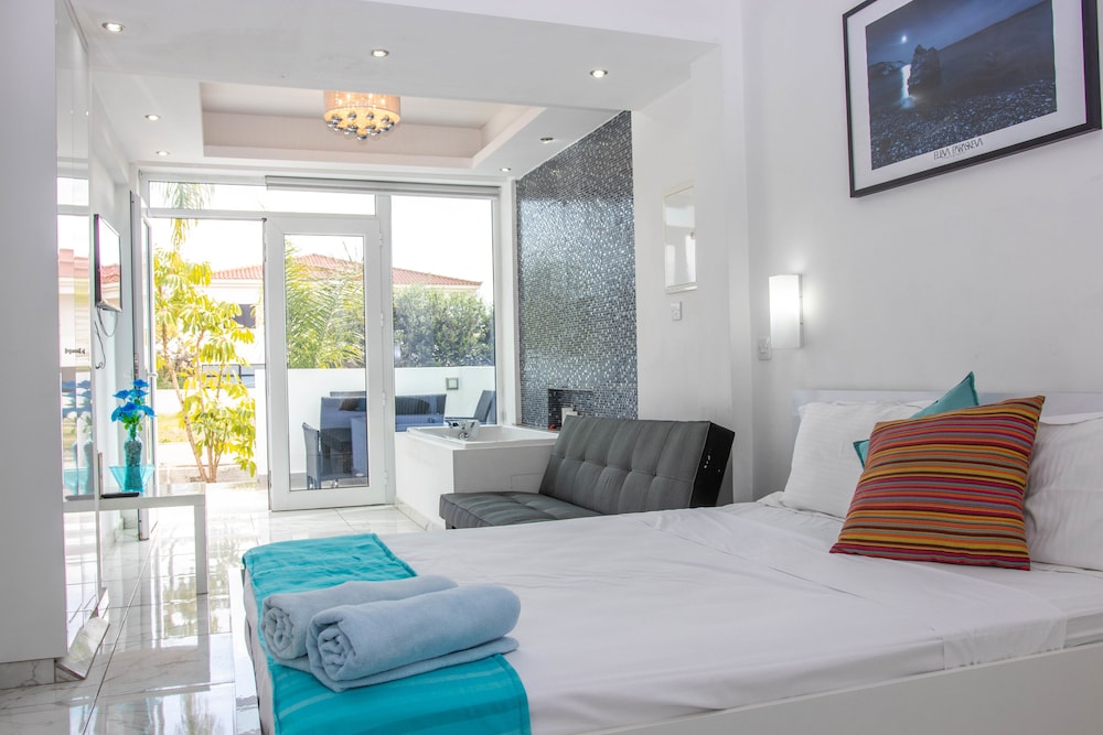 Seal Rocks - carbon neutral hotel in Unknown City