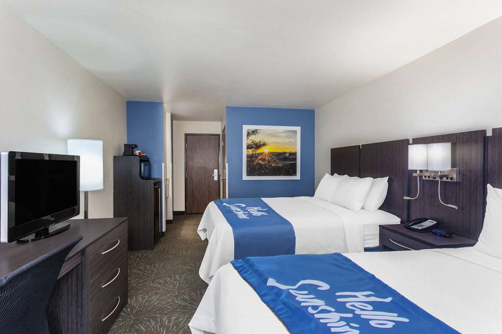 Days Inn & Suites by Wyndham East Flagstaff - photo 9