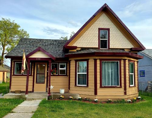 Vintage Cozy Family Home Near National Parks 10681607 — Saint Anthony