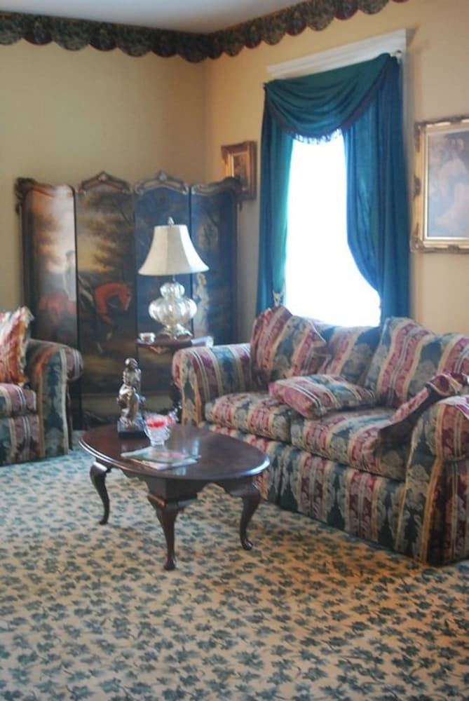Commodore Bed and Breakfast - photo 18