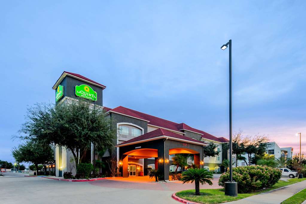 La Quinta Inn & Suites by Wyndham Mission at West McAllen - photo 6