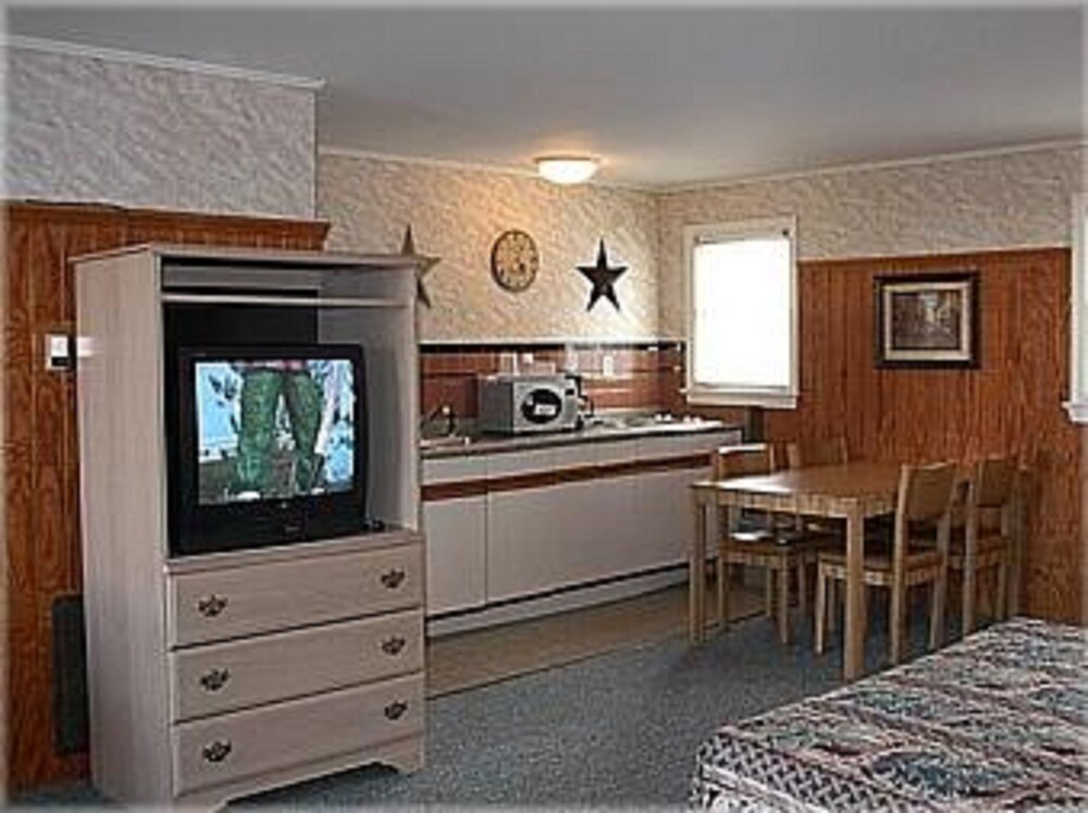 Pelican Point Motel - photo 12
