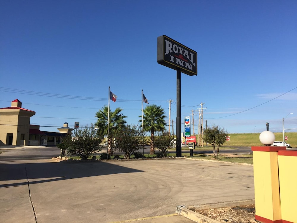 Royal Inn Pearsall - photo 32