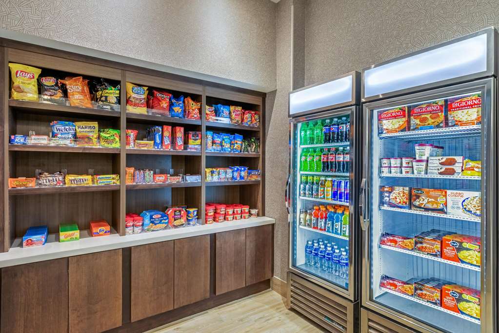 La Quinta Inn & Suites by Wyndham Kansas City Beacon Hill - photo 29