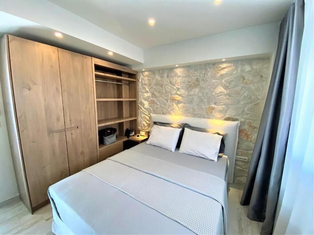Kali Thea Suites - carbon neutral hotel in Neos Marmaras