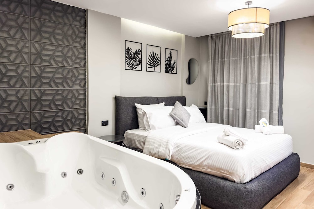 The 1bdr Slate Space w Jacuzzi 5min to CAI Airport — 4-Star Luxury Hotel in Cairo, Egypt