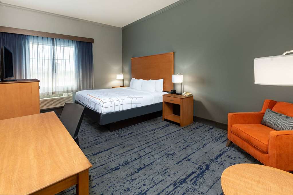 La Quinta Inn & Suites by Wyndham Bridgeport - photo 18