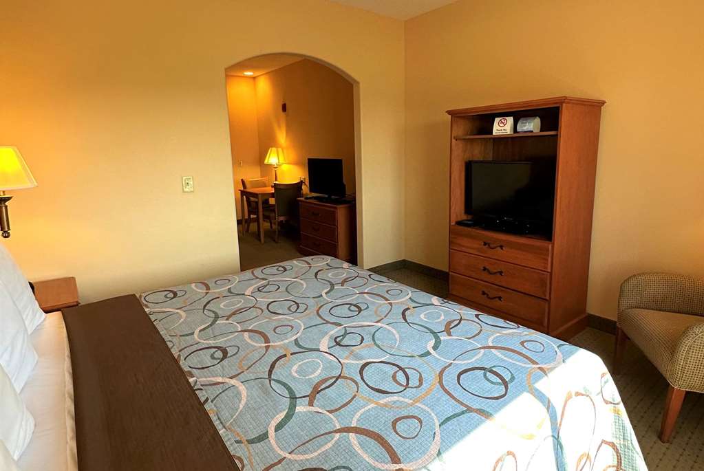 Super 8 by Wyndham Topeka at Forbes Landing - photo 22