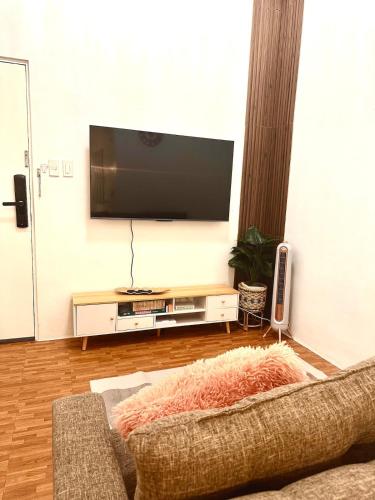 EDSA Cozy 3BR near MRT w Netflix and Karaoke Fun — 4-Star Luxury Hotel in Manila, Philippines