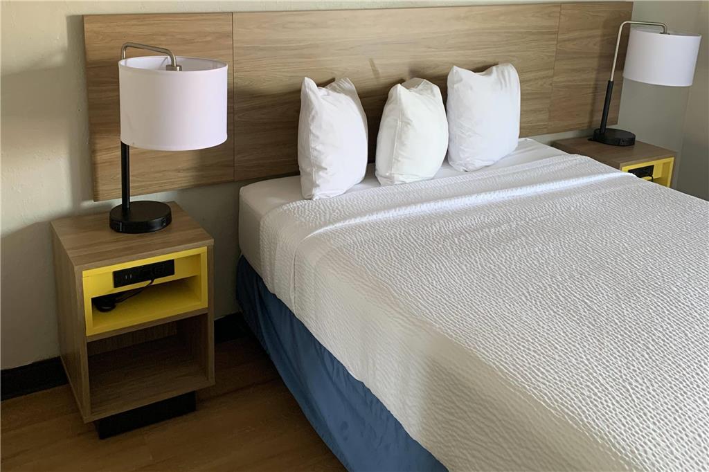 Days Inn by Wyndham Louisville Airport Fair and Expo Center - photo 11