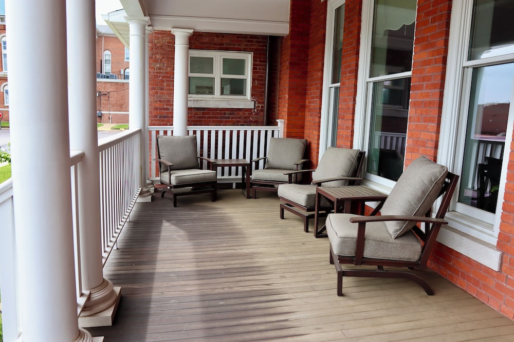 Historic Red Rooster Inn - photo 9