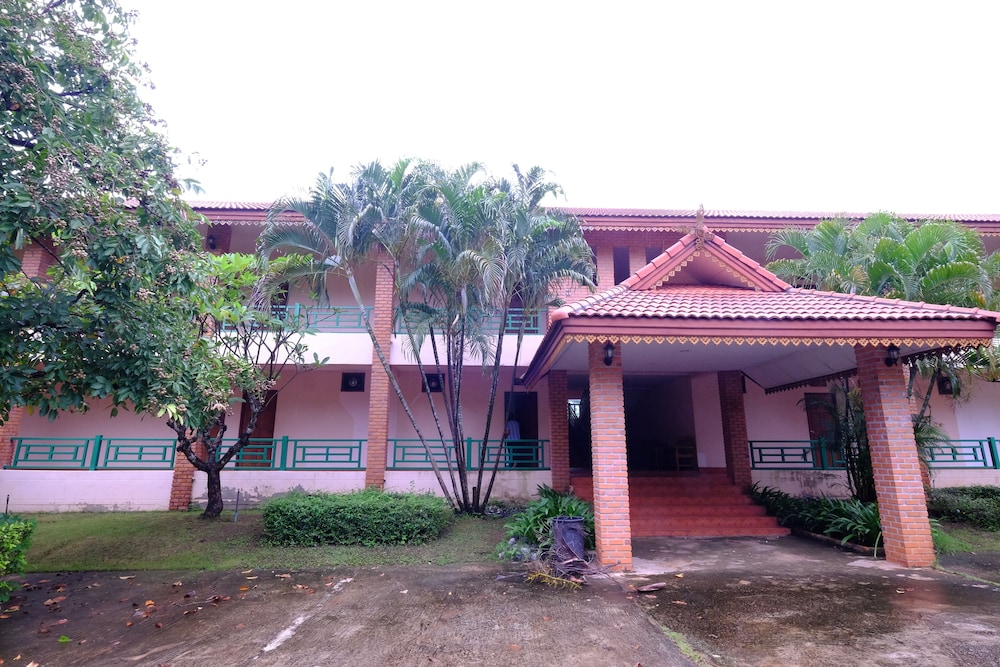 Chomdao Hotel & Resort — hotel in Sawang Daen Din