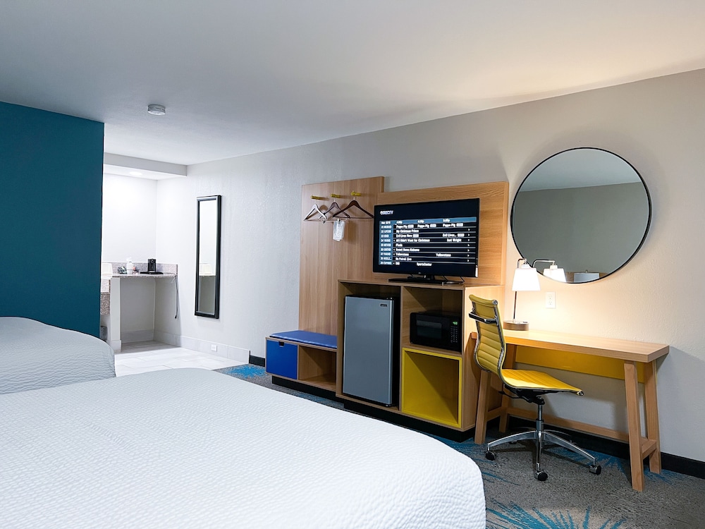 Days Inn & Suites by Wyndham Santa Rosa - photo 3
