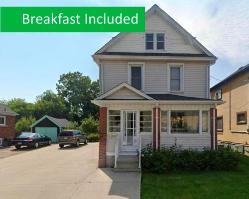 Ultra Close to Clifton Hill and the Falls & Wonderful Free Breakfast Delivered Daily in Niagara Falls, Canada