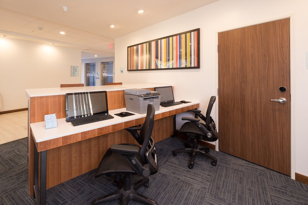 Holiday Inn Express and Suites Kalamazoo West by IHG - photo 11
