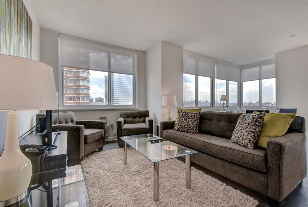Global Luxury Suites at Newport - photo 32