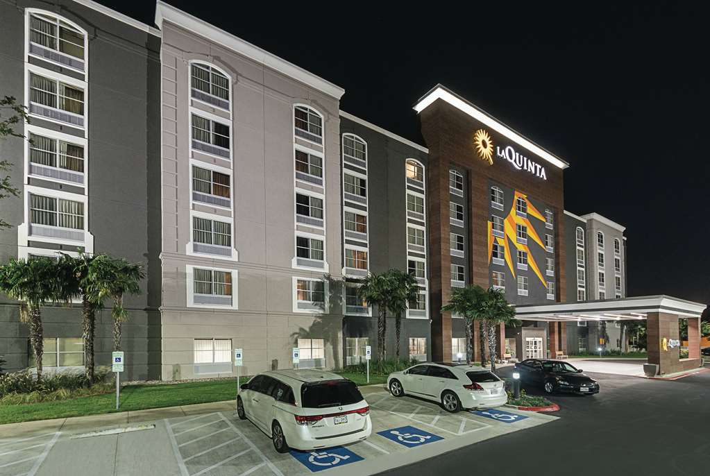 La Quinta Inn & Suites by Wyndham San Antonio Downtown - photo 5