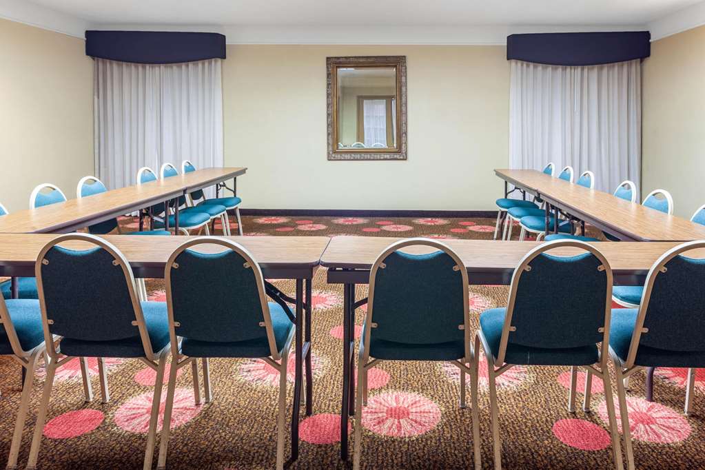 La Quinta Inn & Suites by Wyndham Seguin - photo 32