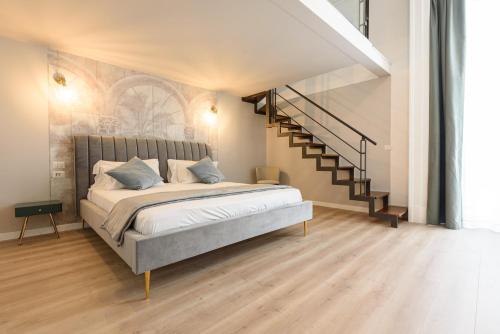 Guest House 121 Luxury Apartments — 4-Star Luxury Hotel in Naples, Italy