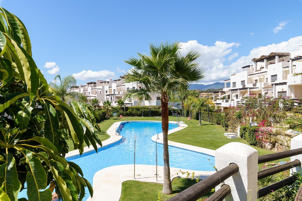 Sunset Seaview Corner With Pool — 4-Star Luxury Hotel in Estepona, Spain
