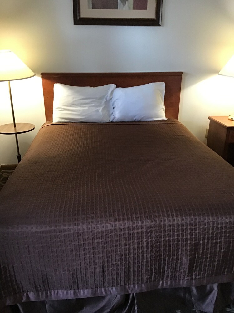Colonial Inn Dyersville - photo 24