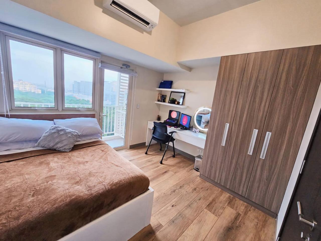 1BR McKinley Taguig Condo Sleeps Up To 4 — 4-Star Luxury Hotel in Manila, Philippines