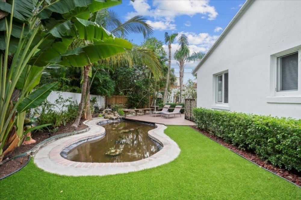 Koi Pond Oasis Near Beach Downtown — West Palm Beach