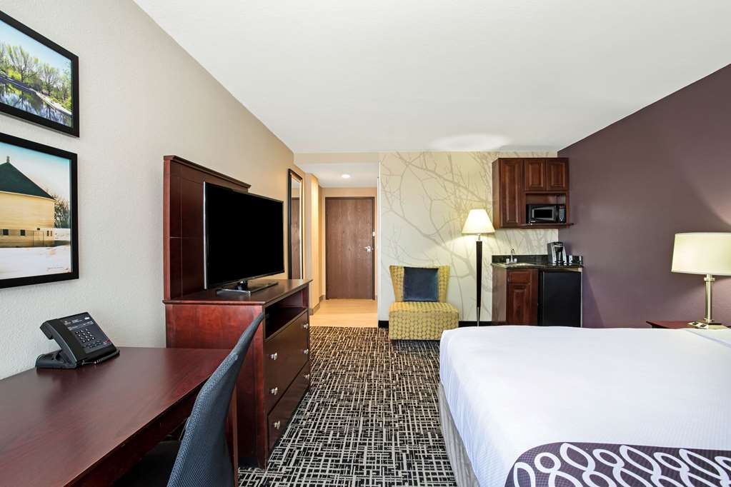 La Quinta Inn & Suites by Wyndham Denver Aurora Medical - photo 11