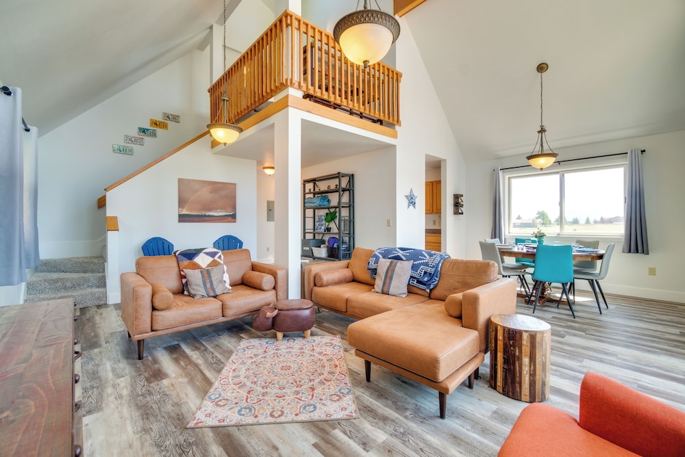 Bright Wyoming Retreat w Deck & Mountain Views — hotel in Saratoga