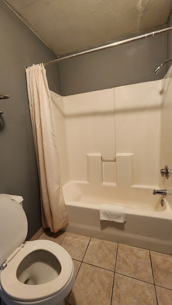 Benbrook Inn & Suites - photo 28