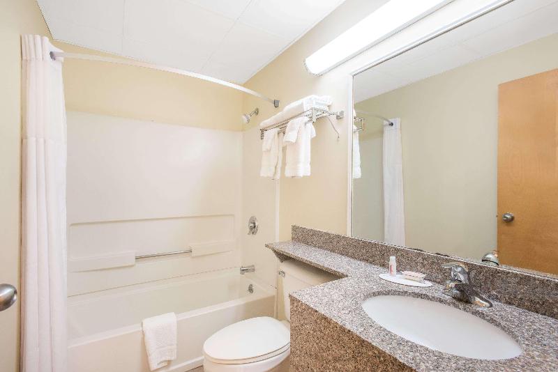 Days Inn by Wyndham Colchester Burlington - photo 7
