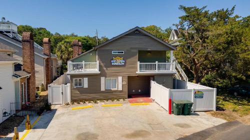 Bow Wow Bungalow 3rd Row Ocean Drive Section — 4-Star Luxury Hotel in Myrtle Beach, United States
