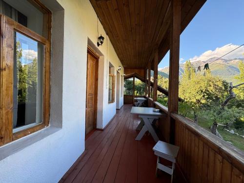 Old Town - carbon neutral hotel in Mest'ia