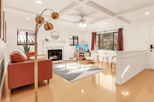 King Suite 5 Queen Beds Spacious Modern Home 20745386 — Castro Valley